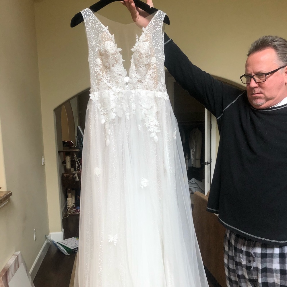 Brand New Lihi Hod wedding gown Rene